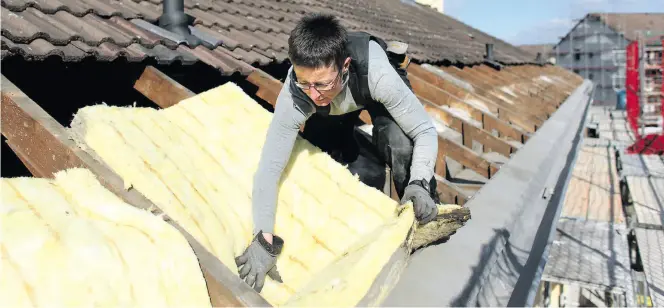  ?? Symbolbild: DPA ?? Eine gute Wärmedämmu­ng fürs Dach und die Wände spart sehr viel Energie ein.
