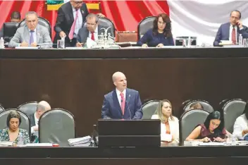  ??  ?? Durante su comparecen­cia ante la Cámara de Diputados, José Antonio González Anaya, secretario de Hacienda, dijo que el avance de la economía supera al de Brasil y Chile, e incluso al de países avanzados como Alemania, EU y Francia.