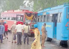 ?? HT PHOTO ?? The damaged buses after a collision near Sarhali, 25km from Tarn Taran, on Tuesday.
