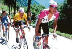  ?? Foto: dpa ?? Die Rollen sind hier bereits vertauscht: Bjarne Riis (vorne) als Helfer von Jan Ullrich (im Gelben Trikot).