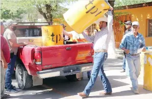  ?? ?? el presidente municipal haciendo la entrega de los tambos