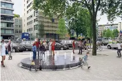  ??  ?? So soll er aussehen: Der neue Brunnen, der an der Ecke von Immermann- und Klosterstr­aße in Betrieb gehen soll.