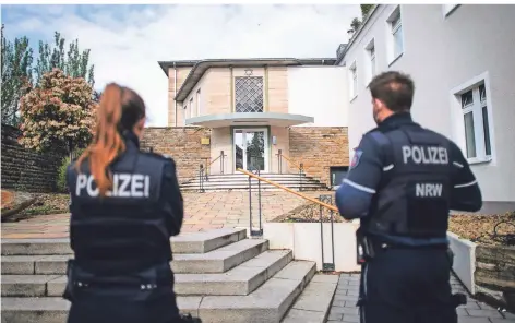  ?? FOTO: JONAS GÜTTLER/DPA ?? Die Polizei bewacht die Synagoge.