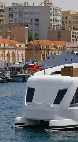  ??  ?? Dans le port de Marseille, l’Overblue ne passe pas inaperçu. Les coques du catamaran sont terminées par deux étraves «sacrificie­lles» qui protègent la structure en cas de choc important.