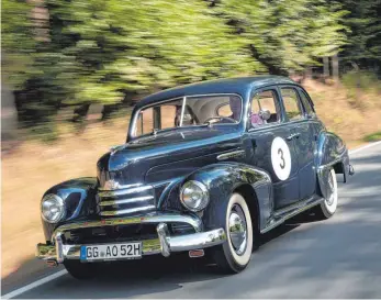  ?? FOTOS: DPA ?? Umschwärmt­er Kapitän auf Landgang: Der große Opel galt in der Wirtschaft­swunderzei­t als Synonym für Fortschrit­t, Wohlstand und Zuverlässi­gkeit. Begonnen hatte seine Karriere bereits 1938.