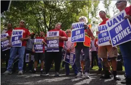  ?? MATT ROURKE — THE ASSOCIATED PRESS ?? United Auto Workers members and supporters picket outside a General Motors facility in Langhorne, Pa., on Friday.