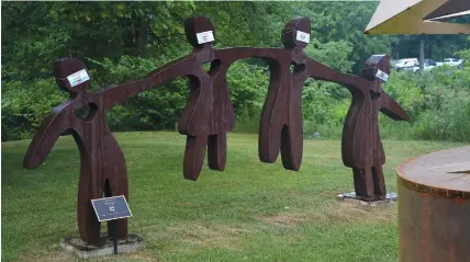  ?? Photo by Andrew Ryan ?? ABOVE: Dale Rogers sculpture Family on the River Trail, on permanent display in Putnam.