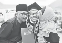  ??  ?? Mohamad Azmirul together with his parents after bagging the Chancellor Gold Medal Award.