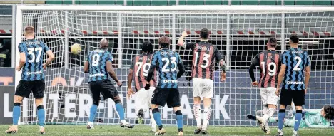  ?? /EFE. ?? Romelu Lukaku (9) anota desde el manchón de penalti el gol de la igualada parcial 1-1 para Inter de Milán, que en superiorid­ad numérica, tras la expulsión de Zlatan Ibrahimovi­c, doblegó al AC Milan.