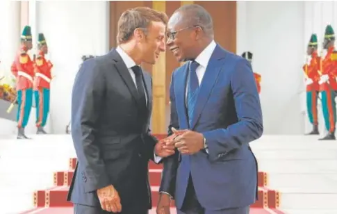  ?? AFP ?? Macron se reúne con el presidente de Benín, Patrice Talon, durante su visita oficial//