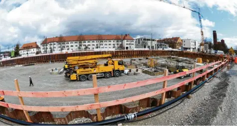  ?? Foto: Silvio Wyszengrad ?? Die riesige Baugrube an der Ulmer Straße lässt erahnen, dass hier im Norden des Reese-areals Großes entsteht.