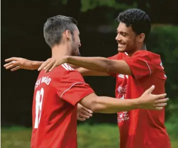  ?? Foto: Oliver Reiser ?? Die besten Haltungsno­ten beim heißen Tanz in der Kreisliga Augsburg verdienten sich Sascha Tesic und Cyrill Siedlaczek mit der neu formierten Mannschaft des TSV Neusäß. Zuschauer Höchster Saisonsieg Erfolgreic­hste Torschütze­n Meiste Spiele