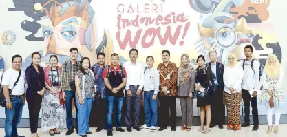  ??  ?? Journalist­s from Asian countries who were part of the Journalist Visit Program (JVP) 2016 pose at the lobby of the small and medium enterprise complex in Jakarta.