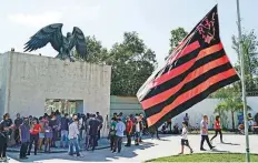  ?? AP ?? Friends, fans and journalist­s stand at the entrance of the Flamengo football training centre waiting for informatio­n after the firey yesterday.