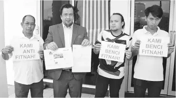  ??  ?? Zulkarnain (second left) and GAUM members showing the police report yesterday.