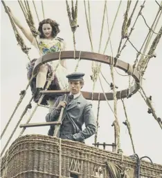  ??  ?? 0 Felicity Jones and Eddie Redmayne in The Aeronauts