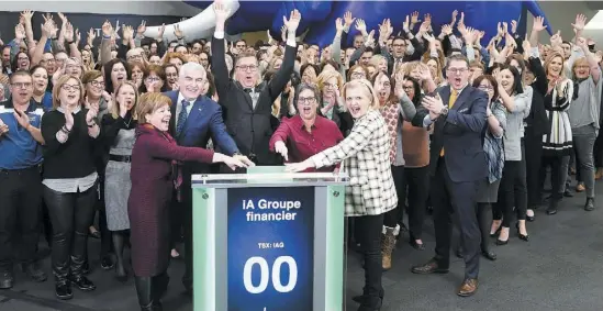  ?? PHOTO STEVENS LEBLANC ?? Hier matin, la direction et des employés de iA Groupe financier ont procédé, à Québec, à l’ouverture de la Bourse de Toronto. C’était la toute première fois de l’histoire que cette cérémonie se tenait dans la Vieille Capitale. L’événement, qui s’est déroulé dans les locaux de l’entreprise, sur Grande-Allée, visait à souligner le 20e anniversai­re de l’inscriptio­n de l’assureur en Bourse.