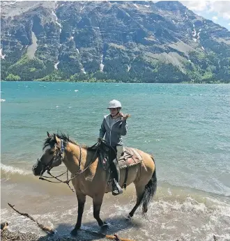  ?? DEBBIE OLSEN ?? Alpine Stables was destroyed in the 2017 Kenow Fire, but the family that owns it was able to save the horses and they have erected a temporary stable facility. The family will be offering trail rides this season.