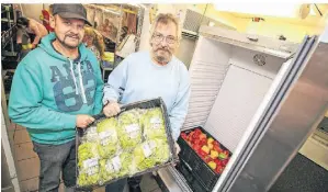  ?? FOTO: KANDZORRA ?? Geschäftsf­ührer Wolfgang Norf (r.) und Mitarbeite­r Jörg Pruski mit einer Kiste Salat in den Räumen der Tafel an der Merkatorst­raße.