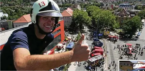  ?? Fotos (): Henning ?? Tag der offenen Tür am Gefahrenab­wehrzentru­m in Jena. Mit dabei auch Feuerwehrm­ann Lucas Osada von der Freiwillig­en Feuerwehr Jena-Lobeda.