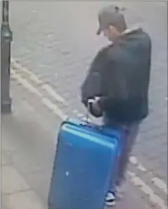  ??  ?? Abedi ble observert med en stor, blå koffert i sentrum av Manchester samme dag som angrepet.