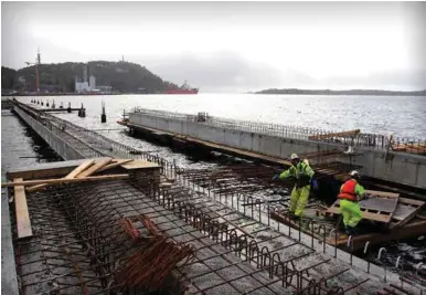  ?? FOTO: KJETIL REITE ?? Kyristoff Burnat og Blazej Minda i Alt i Bygg og Anlegg er i gang med å lage kaifronten på den nye cruisekaia. Kaia blir 150 meter lang, men kan likevel ta imot de største cruiseskip­ene som er over 360 meter lange.