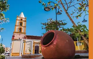  ??  ?? Escultura de Martha Jiménez en Hotel Santa María, ciudad de Camagüey.