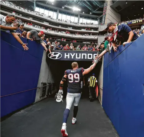  ?? Karen Warren / Houston Chronicle ?? Texans defensive end J.J. Watt will possibly be saying goodbye to fans for the rest of the season after re-injuring his surgically repaired back. Watt is expected to be placed on injured reserve.