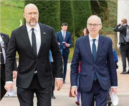  ?? ?? Großer Empfang für den ukrainisch­en Premiermin­ister: Denys Schmyhal (li.) mit Luxemburgs Premiermin­ister Luc Frieden (CSV) auf Schloss Senningen.