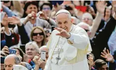  ?? Foto: Andrew Medichini, dpa ?? Papst Franziskus spielte den Ball wieder ins Feld der deutschen Bischöfe zurück. Sie sollen sich einig werden im Umgang mit Protestant­en.