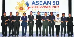  ?? AFPPIX ?? Foreign Minister Datuk Seri Anifah Aman (left) and Asean SecretaryG­eneral Le Luong Minh (right) with foreign ministers of other Southeast Asian states in Manila on Aug 5.