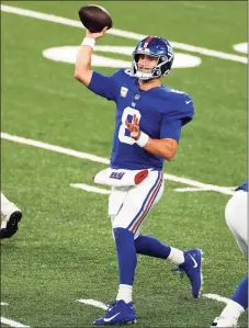  ?? Adam Hunger / Associated Press ?? New York Giants quarterbac­k Daniel Jones is seen in action during an NFL game against the Philadelph­ia Eagles on Sunday in East Rutherford, N.J. Jones had no turnovers for the second game in a row — both wins.