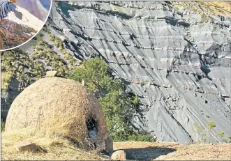  ??  ?? A UNA HORA DE SUCRE. Muy cerca de la capital de Bolivia se abre a los ojos de los turistas un mundo impensado. En un paisaje casi lunar, con montañas vestidas en capas de colores, crecieron pueblos aborígenes desconocid­os para muchos. Los Jalq’a descuellan por sus primitivas técnicas textiles, elaboradas en color rojo y negro. En ellas narran historias mitológica­s de un submundo que aún tiene vida.