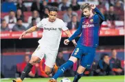  ??  ?? Luis F. Muriel disputa el balón con Gerard Piqué.