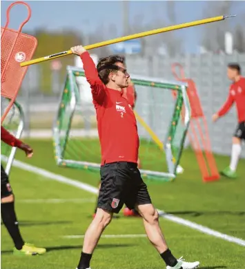  ?? Foto: Ulrich Wagner ?? Gegen den 1. FC Köln wollen Kapitän Paul Verhaegh und seine Mitspieler vom FC Augsburg einen Befreiungs­schlag landen. Soll ten die direkten Konkurrent­en mitspielen, könnte der FCA den Relegation­splatz verlassen.