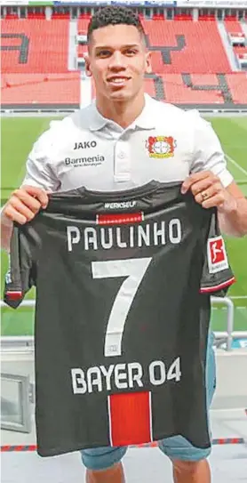  ?? Divulgação / Bayer leverkusen ?? Paulinho mostra a camisa 7, que usará no Bayer Leverkusen