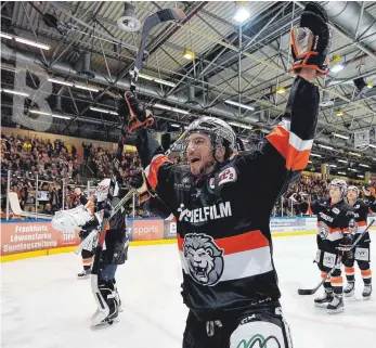  ?? FOTO: JAN HUEBNER ?? So jubelten die Löwen Frankfurt (im Vordergrun­d Mathieu Tousignant) über das 8:1 gegen die Ravensburg Towerstars am 13. Januar.