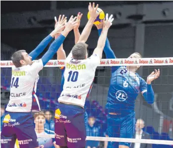  ?? FOTO: GÜNTER KRAM ?? Enges Halbfinale: In den ersten beiden Sätzen spielte die SVG Lüneburg (li. Michel Schlien, daneben Richard Peemüller) nah am Optimum, am Ende setzte sich aber doch der VFB Friedrichs­hafen (Martti Juhkami) durch.