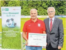  ?? FOTO: ALHO ?? Freuen sich über die Auszeichnu­ng: Alexander Uhle ( SV Kressbronn, links) und WFV- Bezirksvor­standsmitg­lied Hans- Peter Walser ( rechts).