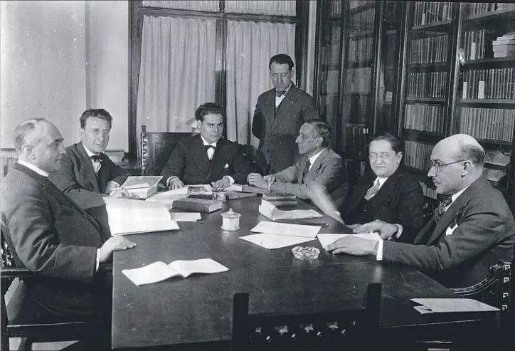  ?? ARCHIVO LA VANGUARDIA ?? Llorenç Riber, Nicolau d’Olwer, Joan Estelrich, Pompeu Fabra, Carles Riba y Manuel Segalà, durante una reunión de la Bernat Metge en 1926