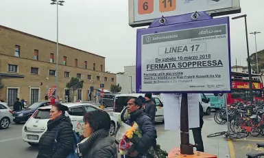  ??  ?? La fermata Ataf di piazza Adua con il cartello che avvisa i sul cambio di percorso della linea 17