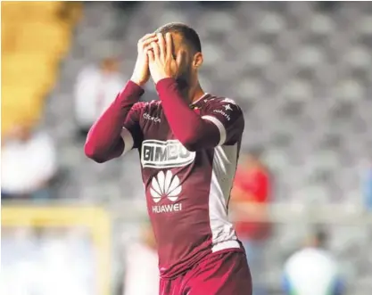  ?? JOHN DURÁN ?? El brasileño de Saprissa Henrique Moura se lamenta durante el juego en que los morados perdieron anoche contra Santos de Guápiles, 1-2, en el Estadio Ricardo Saprissa.