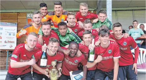  ?? FOTO: THOMAS WARNACK ?? Ein neuer Name auf der Siegerlist­e des Internatio­nalen U19-Juniorenfu­ßballturni­ers in Ostrach in seiner nun schon 47-jährigen Geschichte: Die Mannschaft von Hannover 96.