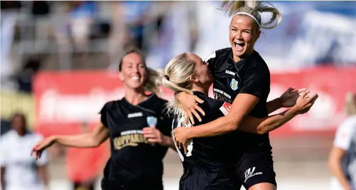  ?? Bild: BJÖRN LARSSON ROSVALL/TT/ARKIV ?? HOPPAS PÅ GULD. Amanda Johnsson Haahr (till höger) firar sitt första allsvenska mål mot Eskilstuna i somras. På lördagen spelar hon och Göteborg FC för att vinna guld i Damallsven­skan.