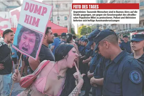  ?? ?? FOTO DES TAGES
Argentinie­n: Tausende Menschen sind in Buenos Aires auf die Straße gegangen, um gegen ein Gesetzespa­ket des ultraliber­alen Populisten Milei zu protestier­en. Polizei und Aktivisten lieferten sich heftige Auseinande­rsetzungen