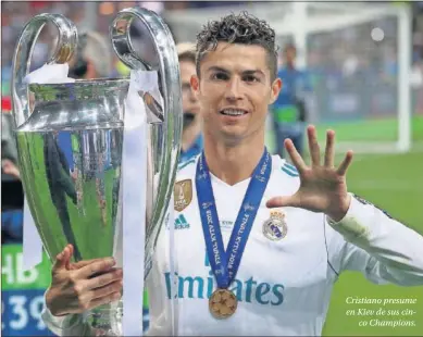  ??  ?? Cristiano presume en Kiev de sus cinco Champions.