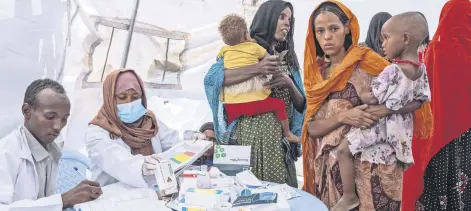  ?? ?? A mobile health and nutrition team attends to displaced mothers and their children at the Guyah site for internally displaced people, Afar region, Ethiopia, May 10, 2022.