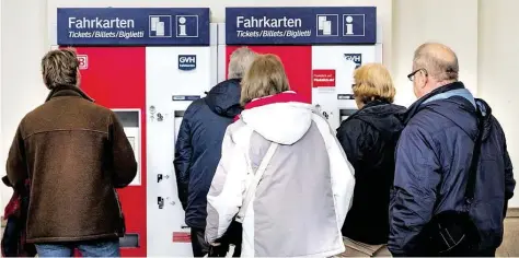  ?? DPA-BILD: STEFFEN ?? Verwirrung bei den Fahrgästen der Deutschen Bahn – wie hier am Hauptbahnh­of von Hannover: erst der Fahrplanwe­chsel zum Wochenende – und nun die Warnstreik­s zum Wochenstar­t.