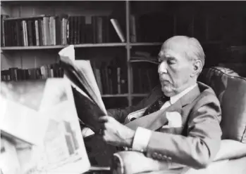  ??  ?? Lector de La Prensa. El doctor Adolfo Bioy, padre del escritor, diciembre de 1961.