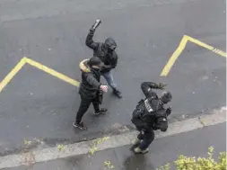  ??  ?? En marge de l’acte 10 des « gilets jaunes », à Paris, le 19 janvier, un journalist­e est violemment pris à partie.